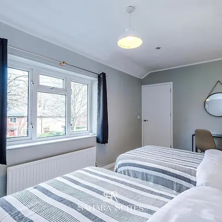 Stylish 4bed - Sleeps 7 - Close To Hcc & Business District - Parking