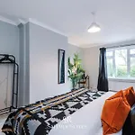 Stylish 4-bedroom - Sleeps 7 - Near Hcc & Parking Tatil Evi