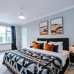 Stylish 4-bedroom - Sleeps 7 - Near Hcc & Parking Harrogate