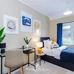 Stylish 4-bedroom - Sleeps 7 - Near Hcc & Parking Tatil Evi
