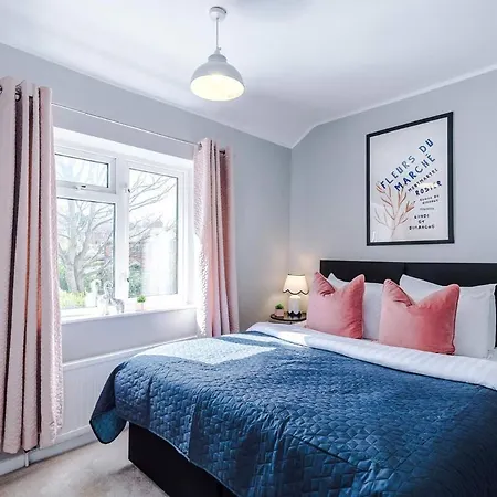 Luxury 4-bed - Near Hcc & Business District - Parking Holiday home *