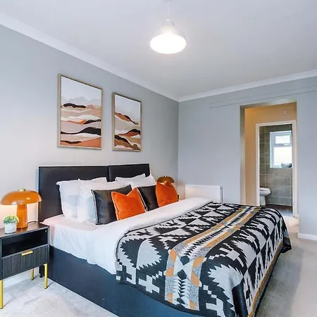 Luxury 4-bed - Near Hcc & Business District - Parking Holiday home *