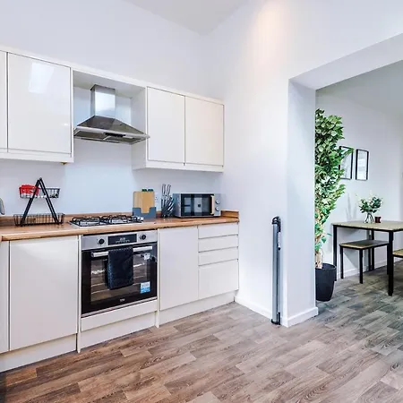 Luxury 4-bed - Near Hcc & Business District - Parking Holiday home *