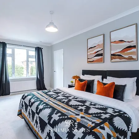 Stylish 4-bedroom - Sleeps 7 - Near Hcc & Parking Holiday home *