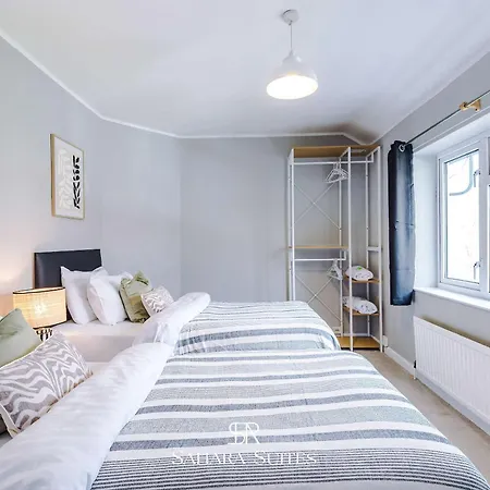 Stylish 4-bedroom - Sleeps 7 - Near Hcc & Parking *