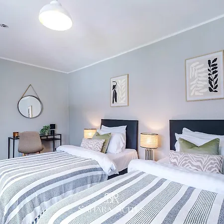 Stylish 4-bedroom - Sleeps 7 - Near Hcc & Parking Дом отдыха *