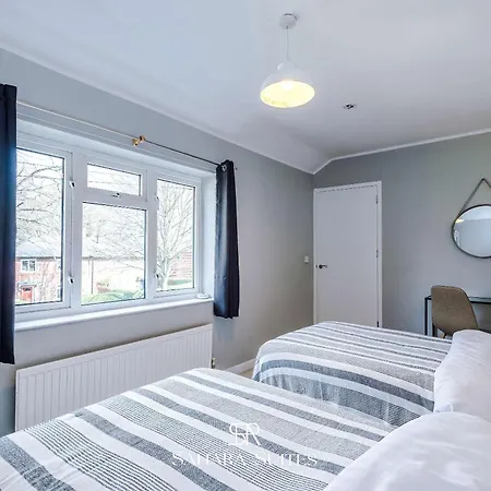 Дом отдыха Stylish 4-bedroom - Sleeps 7 - Near Hcc & Parking Харрогейт