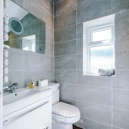 Дом отдыха Stylish 4-bedroom - Sleeps 7 - Near Hcc & Parking