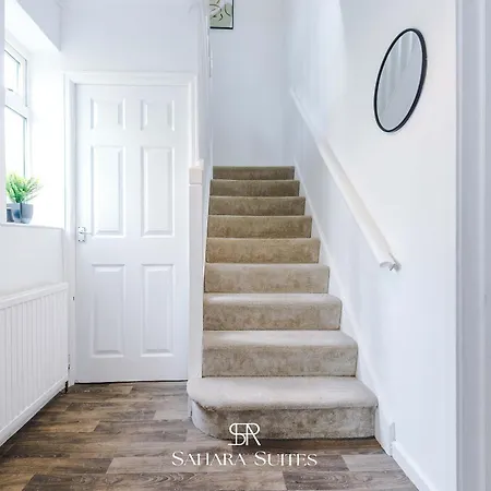 Stylish 4-bedroom - Sleeps 7 - Near Hcc & Parking *