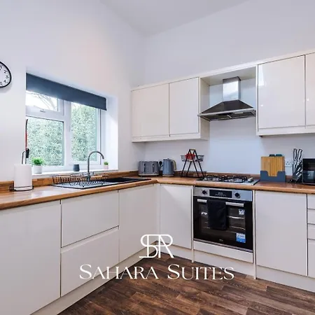 Stylish 4-bedroom - Sleeps 7 - Near Hcc & Parking