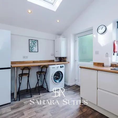 Дом отдыха Stylish 4-bedroom - Sleeps 7 - Near Hcc & Parking *