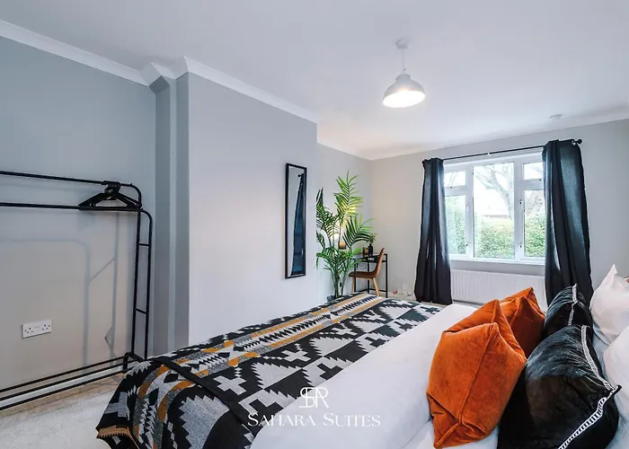 Stylish 4-bedroom - Sleeps 7 - Near Hcc & Parking Casa de Férias