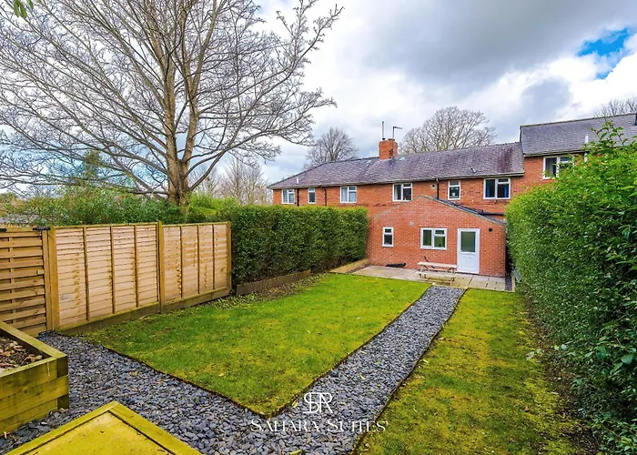 Stylish 4bed - Sleeps 7 - Close To Hcc & Business District - Parking *