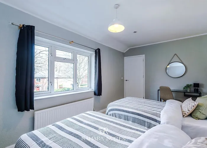 Stylish 4bed - Sleeps 7 - Close To Hcc & Business District - Parking