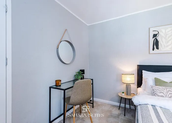 Casa de Férias Stylish 4-bedroom - Sleeps 7 - Near Hcc & Parking *