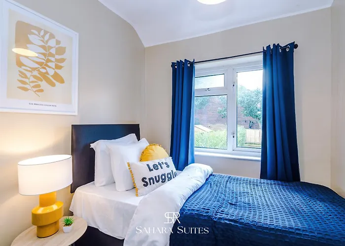 Casa de Férias Stylish 4-bedroom - Sleeps 7 - Near Hcc & Parking *