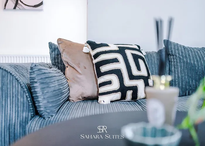 Stylish 4-bedroom - Sleeps 7 - Near Hcc & Parking Casa de Férias