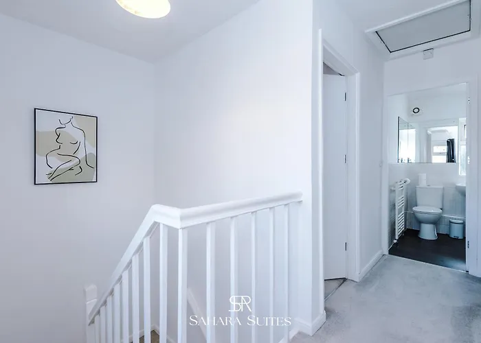 Stylish 4-bedroom - Sleeps 7 - Near Hcc & Parking *