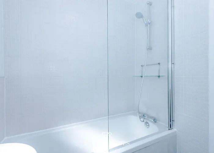 Dom wakacyjny Stylish 4bed - Sleeps 7 - Close To Hcc & Business District - Parking *