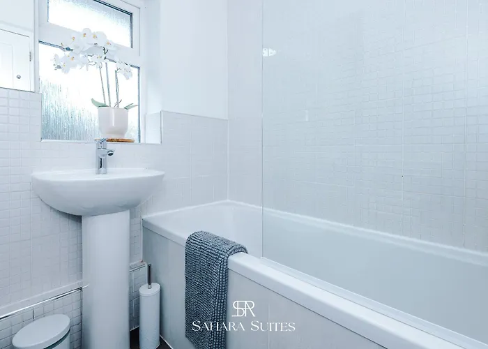 Stylish 4-bedroom - Sleeps 7 - Near Hcc & Parking Casa de Férias