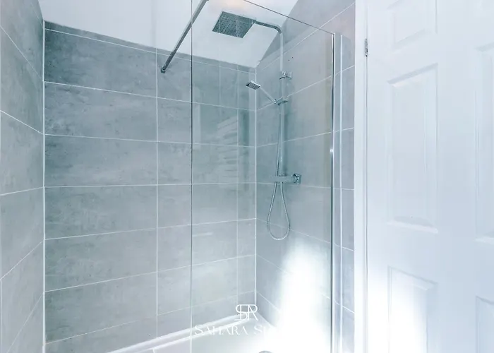 Stylish 4bed - Sleeps 7 - Close To Hcc & Business District - Parking *