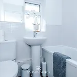 Stylish 4-bedroom - Sleeps 7 - Near Hcc & Parking بيت للعطل