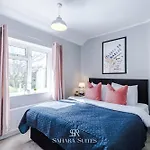 Stylish 4-bedroom - Sleeps 7 - Near Hcc & Parking *