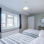 Stylish 4-bedroom - Sleeps 7 - Near Hcc & Parking