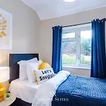 بيت للعطل Stylish 4-bedroom - Sleeps 7 - Near Hcc & Parking *