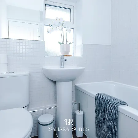 Stylish 4-bedroom - Sleeps 7 - Near Hcc & Parking Prázdninový dům