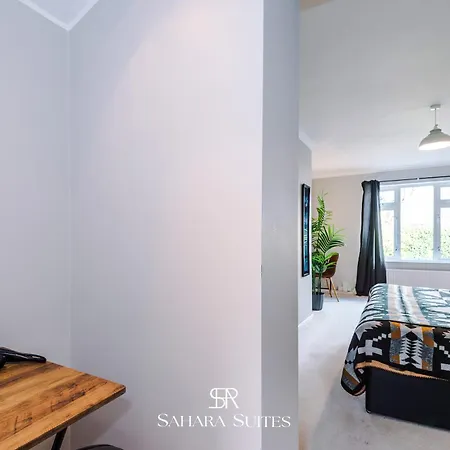 Stylish 4-bedroom - Sleeps 7 - Near Hcc & Parking Prázdninový dům *