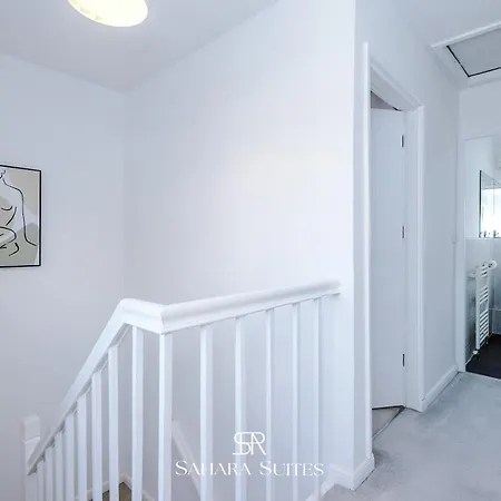 Stylish 4bed - Sleeps 7 - Close To Hcc & Business District - Parking *