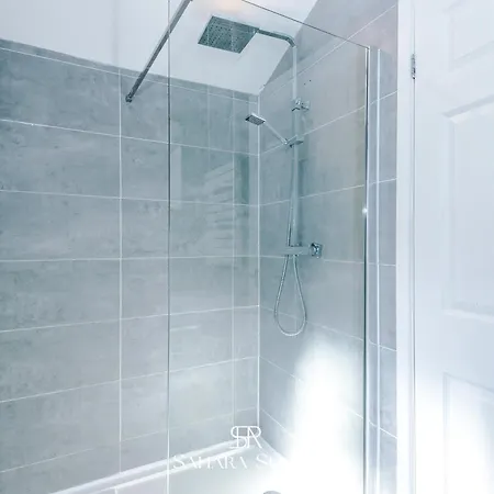 Stylish 4bed - Sleeps 7 - Close To Hcc & Business District - Parking *